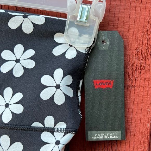 NWT Levi’s Youth Biker Shorts Floral White‎ Black Daisy Size Small - Picture 6 of 7